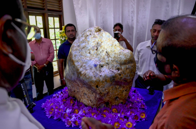 Baptisé « Serendipity Sapphire » le plus grand amas de saphirs retrouvé au Sri Lanka