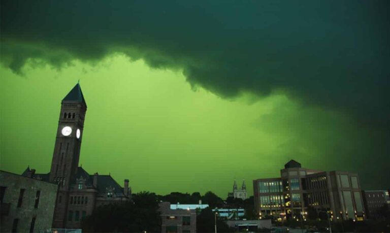 Des habitants du Dakota du Sud ont capturé la vue surréaliste d&rsquo;un ciel vert