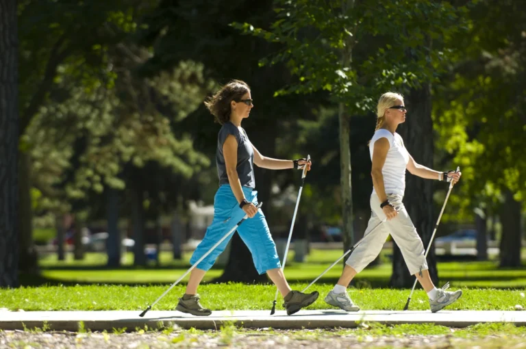 Qu’est-ce que la marche nordique ? Transformez votre marche en un entraînement complet du corps et sain pour le cœur