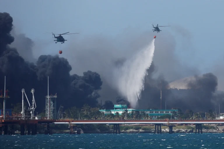 Un troisième réservoir de carburant s’effondre alors qu’un incendie fait rage au terminal pétrolier de Cuba