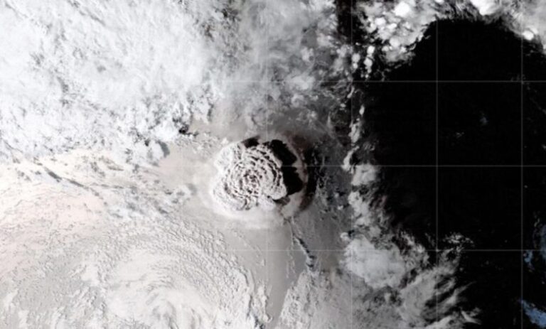 L&rsquo;éruption des Tonga a projeté suffisamment d&rsquo;eau pour remplir 58 000 piscines olympiques dans l&rsquo;atmosphère terrestre, selon la NASA