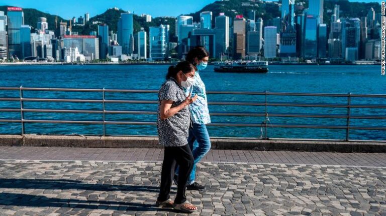 Hong Kong subit la plus forte baisse de population jamais enregistrée alors que l’exode s’accélère