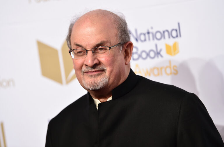 Salman Rushdie se remet de blessures qui ont changé sa vie après avoir été poignardé sur scène. Voici ce que nous savons