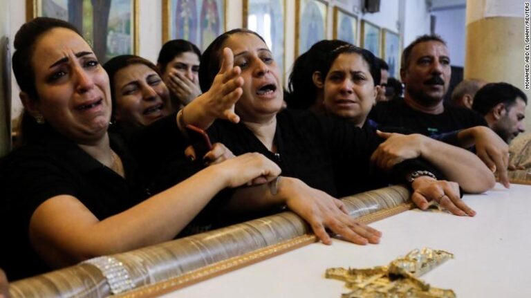 18 enfants parmi des dizaines tués dans l&rsquo;incendie d&rsquo;une église en Egypte