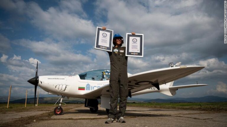 Un pilote adolescent devient la plus jeune personne à voler en solo autour du monde