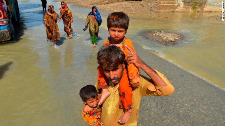 Des centaines d’enfants parmi 1 000 personnes tuées par les pluies de la mousson et les inondations au Pakistan