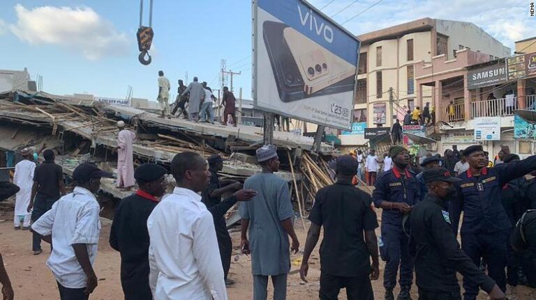 Au moins 1 mort, dont beaucoup craignaient d&rsquo;être pris au piège, après l&rsquo;effondrement d&rsquo;un immeuble à plusieurs étages dans l&rsquo;État de Kano au Nigeria