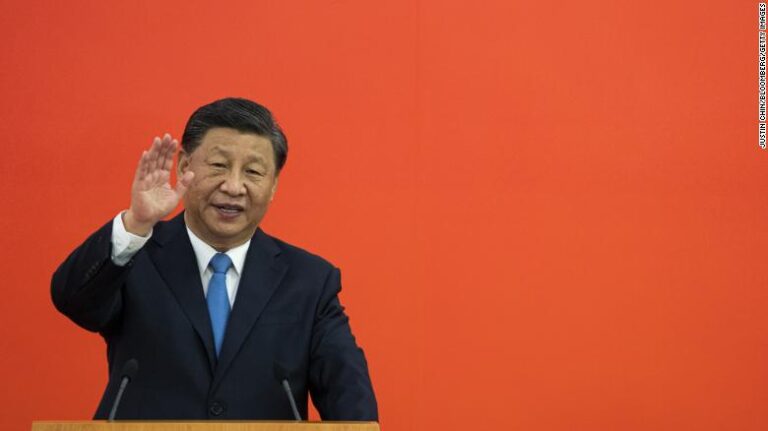 Xi avance vers un troisième mandat malgré la montée des crises