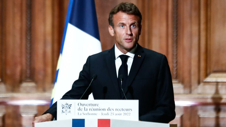 « Aucun enseignant ne débutera sa carrière sous 2000 euros nets mensuels », promet Emmanuel Macron