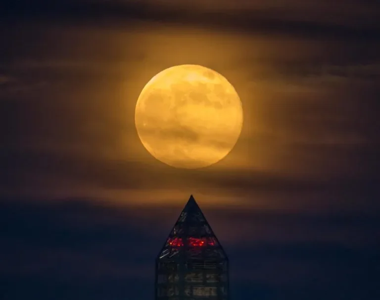 Ne manquez pas: Sturgeon Supermoon + Perseids Meteor Shower, Mercure, Saturne, Jupiter et Vega