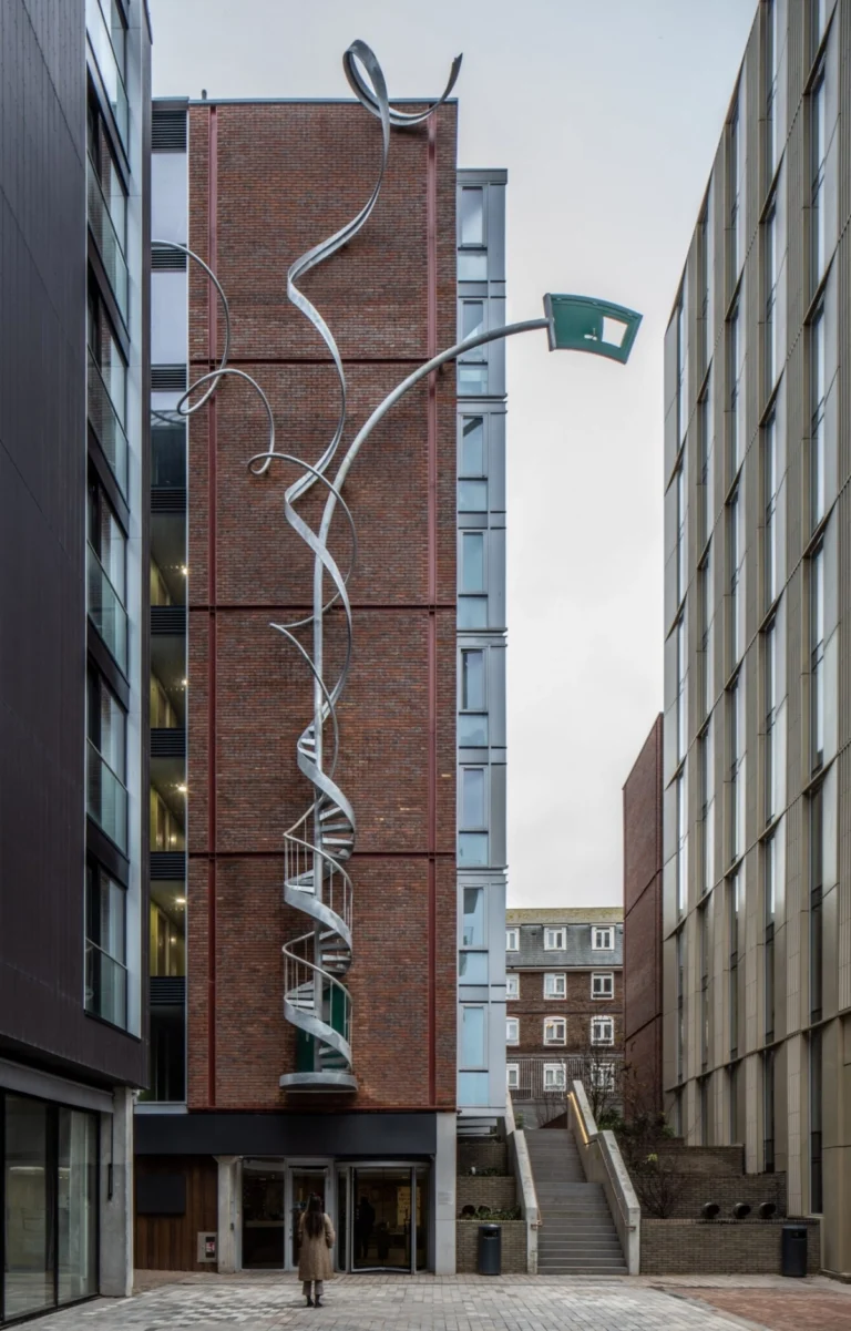 L’escalier en colimaçon se détache dans une sculpture architecturale surréaliste