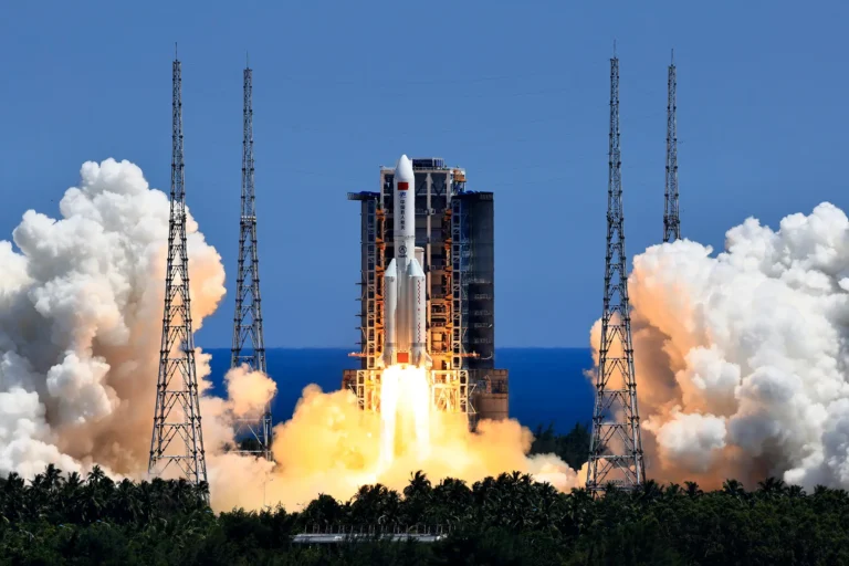 Des débris de fusées chinoises s&rsquo;écrasent dans l&rsquo;atmosphère alors que le programme spatial national s&rsquo;effondre