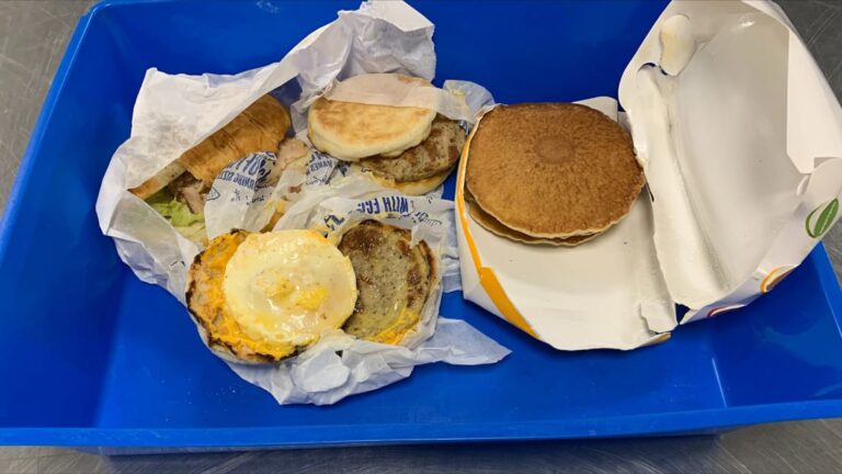 Un passager condamné à une amende de 1 874 $ après la découverte de deux McMuffins non déclarés dans des bagages
