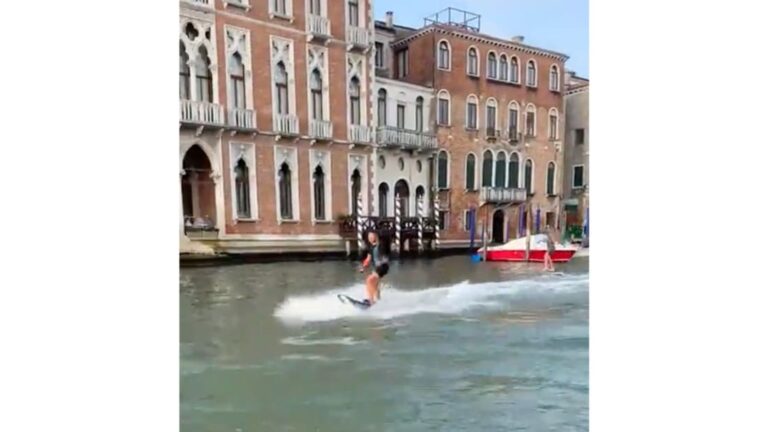 Des touristes condamnés à une amende pour avoir surfé sur le Grand Canal de Venise