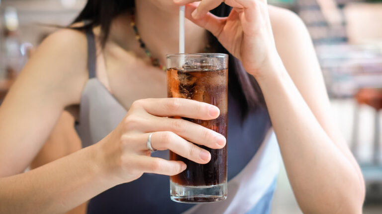 Boire cette boisson populaire peut causer une maladie du foie – et non, ce n’est pas de l’alcool