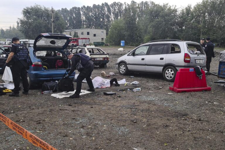 Une frappe russe fait 25 morts alors que le Kremlin annexe des régions ukrainiennes