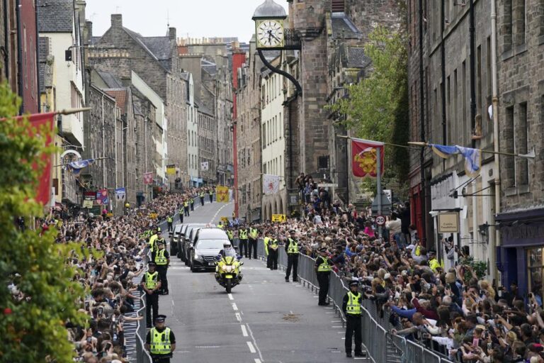 Le cercueil de la reine Elizabeth II prend un long chemin à travers l’Ecosse Le cercueil de la reine Elizabeth II prend un long chemin à travers l’Ecosse