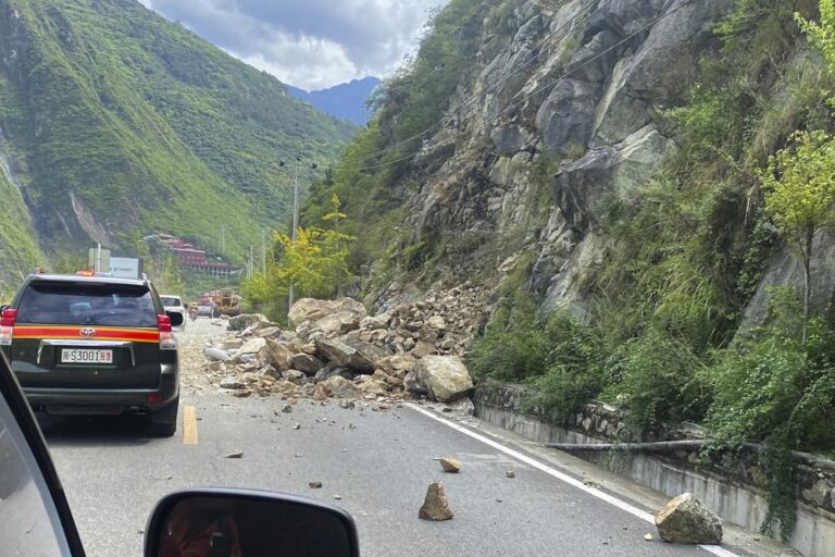 Le séisme dans le sud-ouest de la Chine fait 21 morts et provoque des glissements de terrain Le séisme dans le sud-ouest de la Chine fait 21 morts et provoque des glissements de terrain