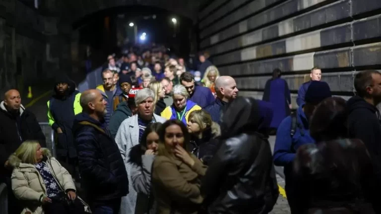 Les personnes en deuil font la queue toute la nuit pour voir le cercueil de la reine à Édimbourg Les personnes en deuil font la queue toute la nuit pour voir le cercueil de la reine à Édimbourg