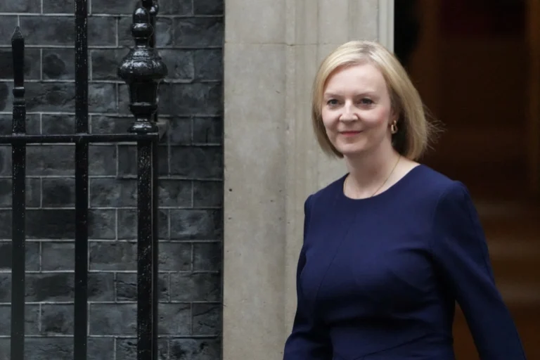 Désavouée par les marchés, Liz Truss assume ses baisses d’impôts