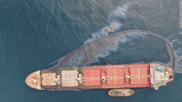 Gibraltar se précipite pour arrêter une fuite de pétrole « importante » suite à une collision entre un navire et un pétrolier