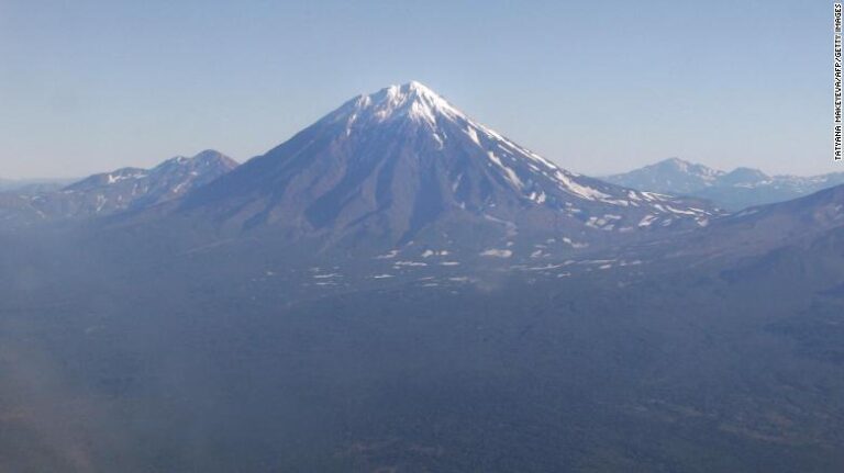 Les sauveteurs recherchent des survivants après huit morts en essayant de gravir le volcan russe
