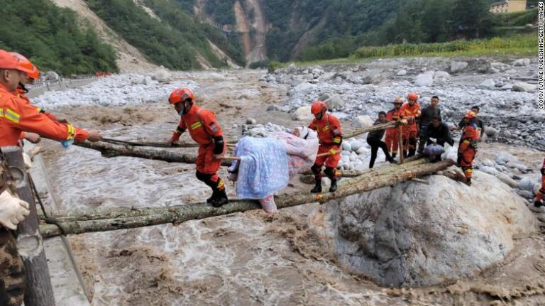 Le bilan du tremblement de terre s&rsquo;élève à 65 morts dans le Sichuan, en Chine, alors que les répliques secouent la province