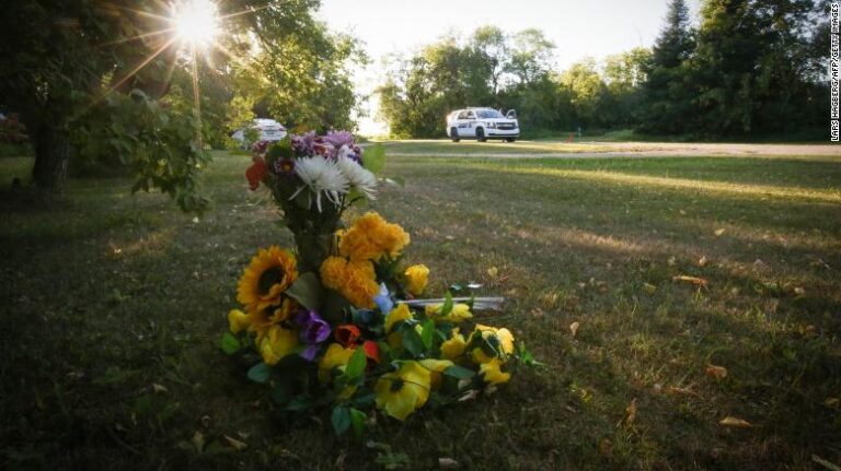 Le suspect est toujours en fuite alors que la police canadienne élargit les recherches après des coups de couteau de masse en Saskatchewan