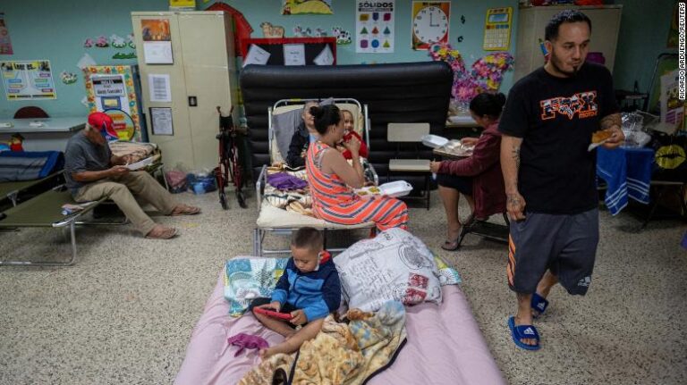 L&rsquo;ouragan Fiona touche terre en République dominicaine alors que plus d&rsquo;un million de personnes à Porto Rico sont toujours sans électricité