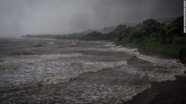 Deux morts et de graves coupures de courant alors que le typhon Nanmadol apporte une pluie record Deux morts et de graves coupures de courant alors que le typhon Nanmadol apporte une pluie record