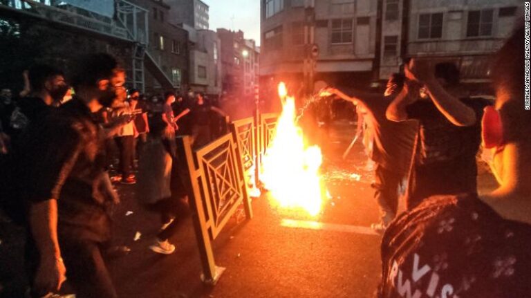 L&rsquo;Iran proteste contre la rage alors que le père de Mahsa Amini dit que les autorités ont menti sur sa mort