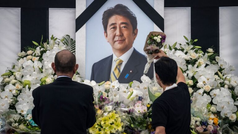 Le Japon organise des funérailles nationales controversées pour le dirigeant assassiné Shinzo Abe