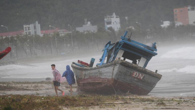 Des centaines de milliers de personnes évacuées alors que le typhon Noru touche terre à Da Nang au Vietnam