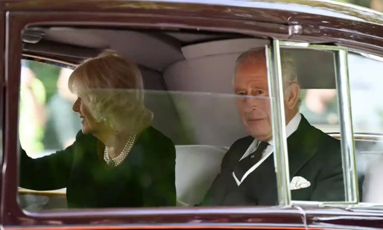 Le personnel du roi Charles reçoit un avis de licenciement pendant le service religieux de la reine Le personnel du roi Charles reçoit un avis de licenciement pendant le service religieux de la reine