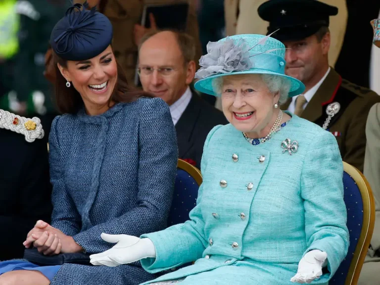 10 photos candides de la reine Elizabeth qui ont capturé son célèbre sens de l’humour