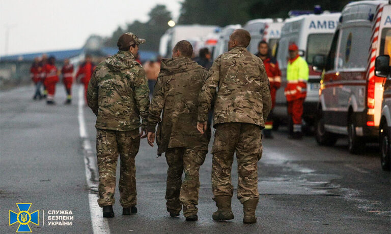 La Russie et l’Ukraine échangent près de 300 prisonniers lors d’un échange surprise