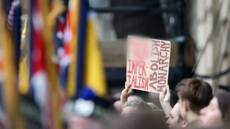Un manifestant écossais tenant une pancarte « abolir monarque » arrêté lors de la déclaration du roi Charles III