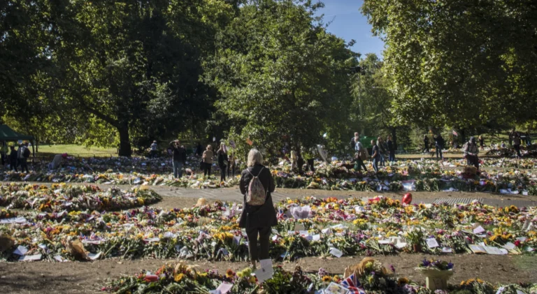 Un parc londonien fleuri de fleurs, d’animaux en peluche et de notes manuscrites à la reine