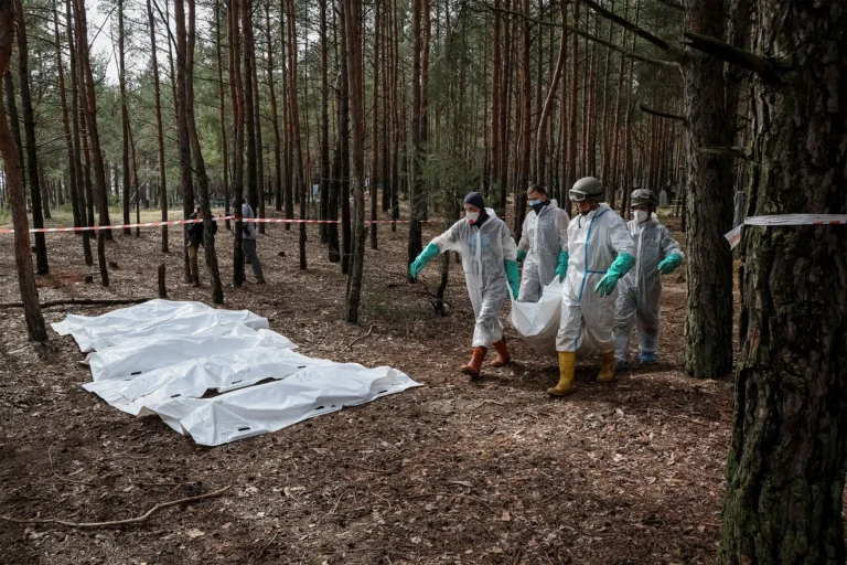 Des photos effrayantes révèlent l&rsquo;intérieur des « chambres de torture » russes en Ukraine après la découverte d&rsquo;une fosse commune