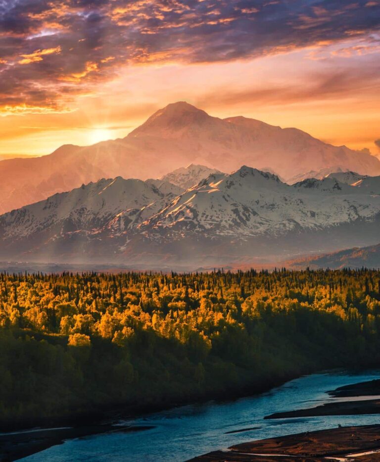 Un photographe capture la vaste beauté de l’Alaska à travers des paysages de montagne à couper le souffle