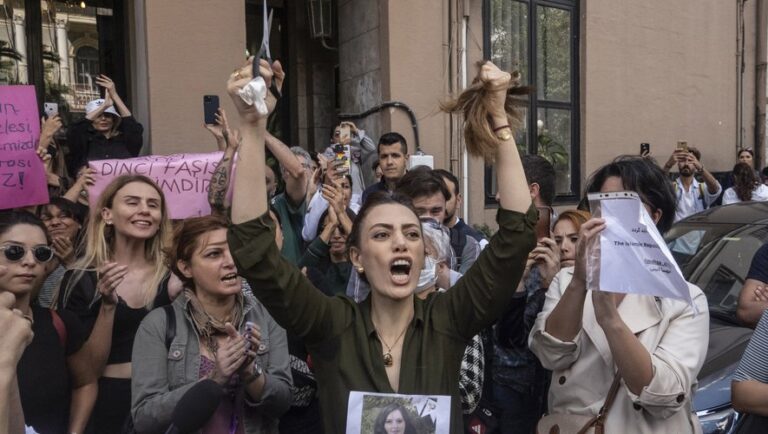 Manifestations en Iran : « La colère traverse les classes sociales, c’est inédit », estime l’historien Jonathan Piron Manifestations en Iran : « La colère traverse les classes sociales, c’est inédit », estime l’historien Jonathan Piron