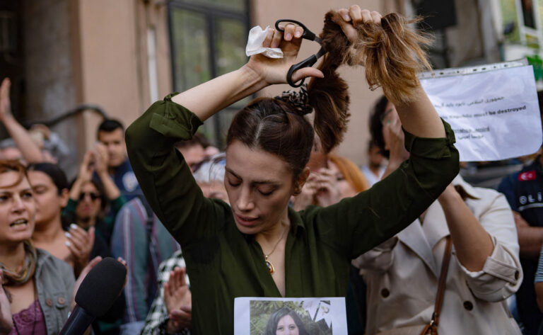 Deuil, protestation et pouvoir : pourquoi les femmes iraniennes se coupent les cheveux