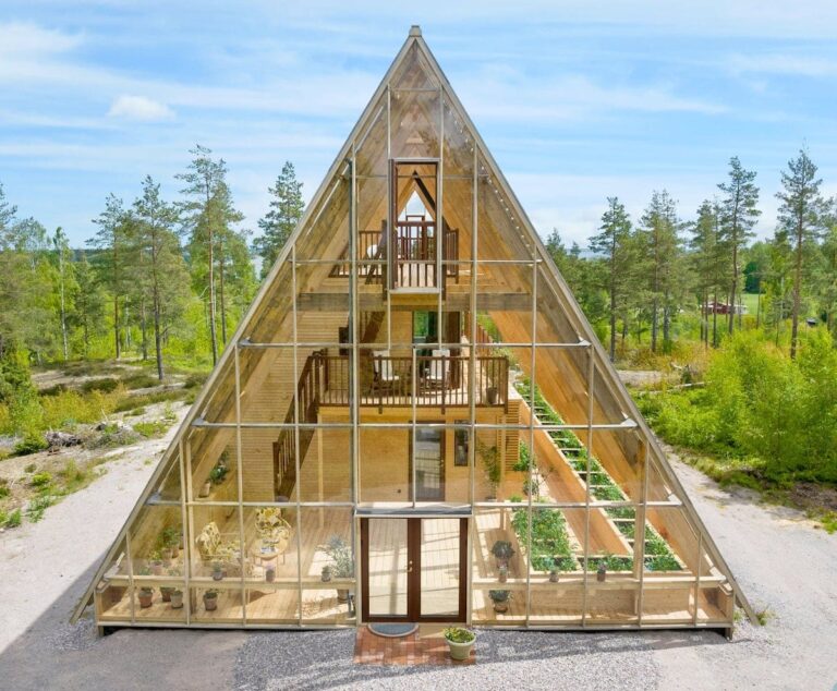 Superbe maison A-Frame a une serre pour vivre hors réseau dans une forêt suédoise