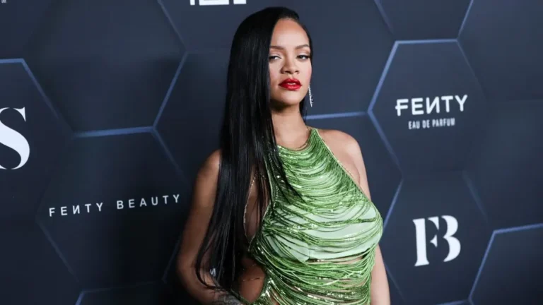 Rihanna de retour sur scène pour la mi-temps du Super Bowl