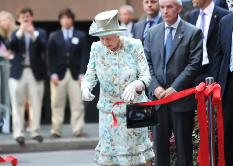 Les nombreux hommages de la reine Elizabeth aux victimes du 11 septembre comprenaient un voyage en 2010 à Ground Zero à New York