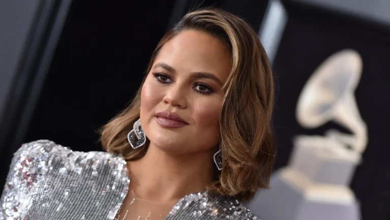 Chrissy Teigen révèle qu’elle a avorté pour « sauver ma vie pour un bébé qui n’avait absolument aucune chance »