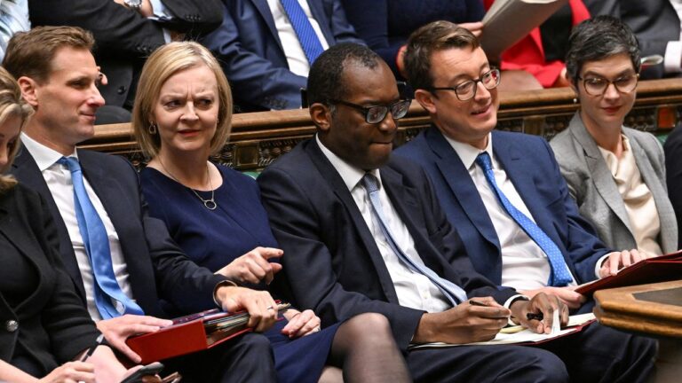 Liz Truss admet des erreurs sur le plan controversé de réductions d’impôts, mais le double quand même