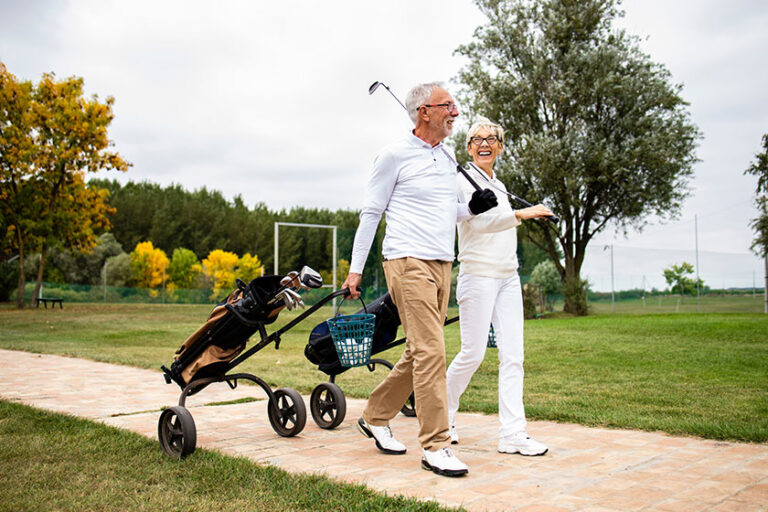 5 avantages surprenants de jouer au golf pour les personnes âgées