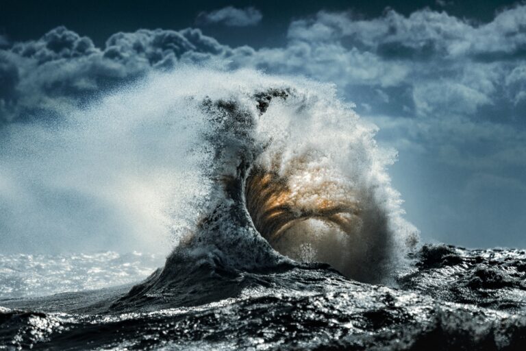 Un photographe brave des tempêtes intenses pour prendre des photos spectaculaires des vagues sur le lac Érié