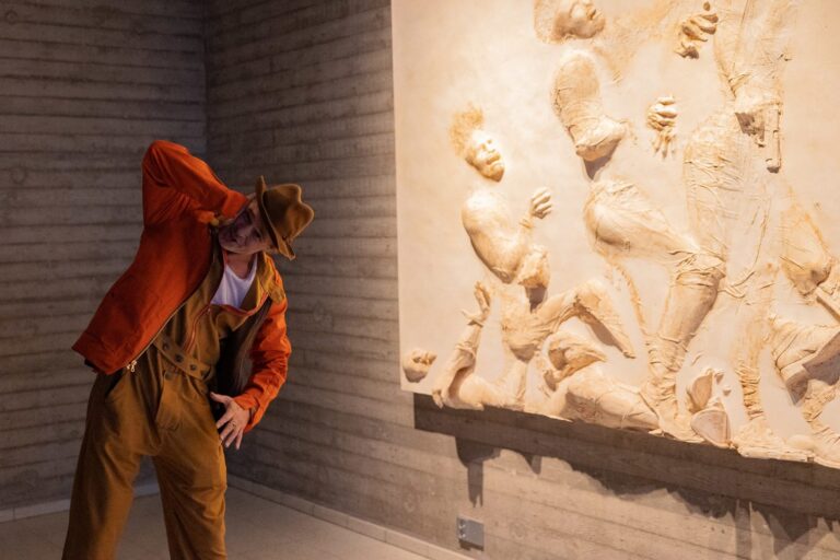 Brad Pitt lance sa première collection de sculptures dans un musée d’art finlandais